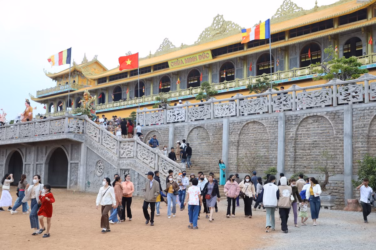 Đến chùa đầu năm trở thành nét đẹp truyền thống thân quen trong văn hóa đối với đông đảo bà con.