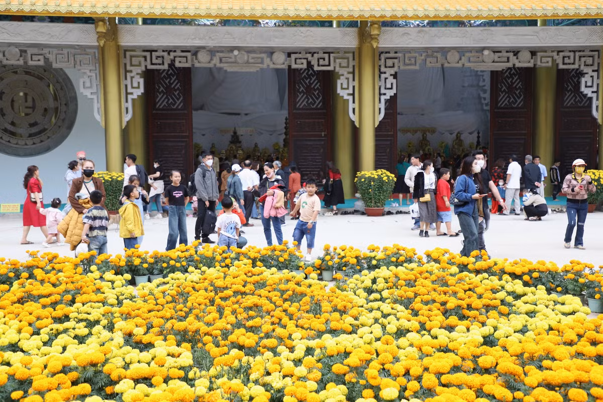 Không khí sôi động, nhộn nhịp ngày Tết tại chùa Minh Đức.