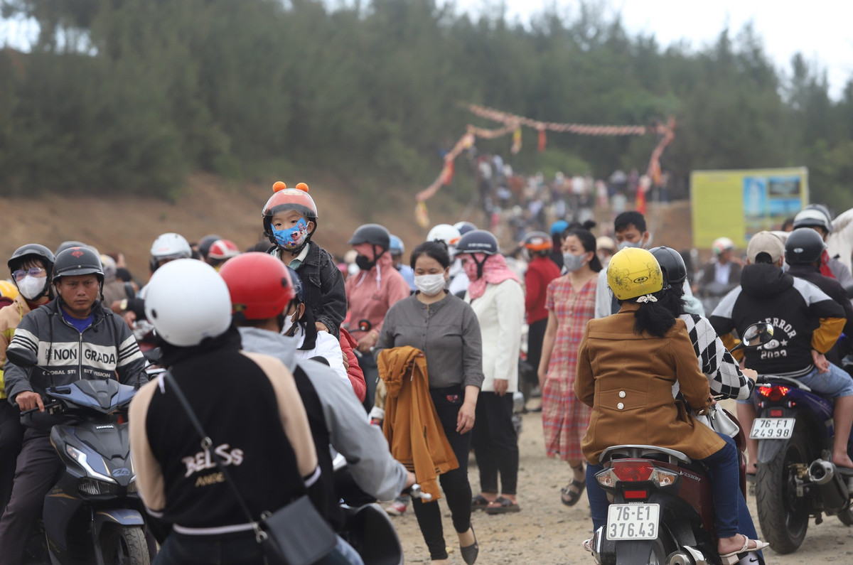 Ghi nhận của Tiền Phong chiều 14/2 (mùng 5 Tết Giáp Thìn), hàng nghìn bà con tỉnh nhà và khách thập phương nô nức đến chùa chiêm bái, lễ phật, vãn cảnh chùa. Đây cũng là không khí chung trong những ngày Tết này.