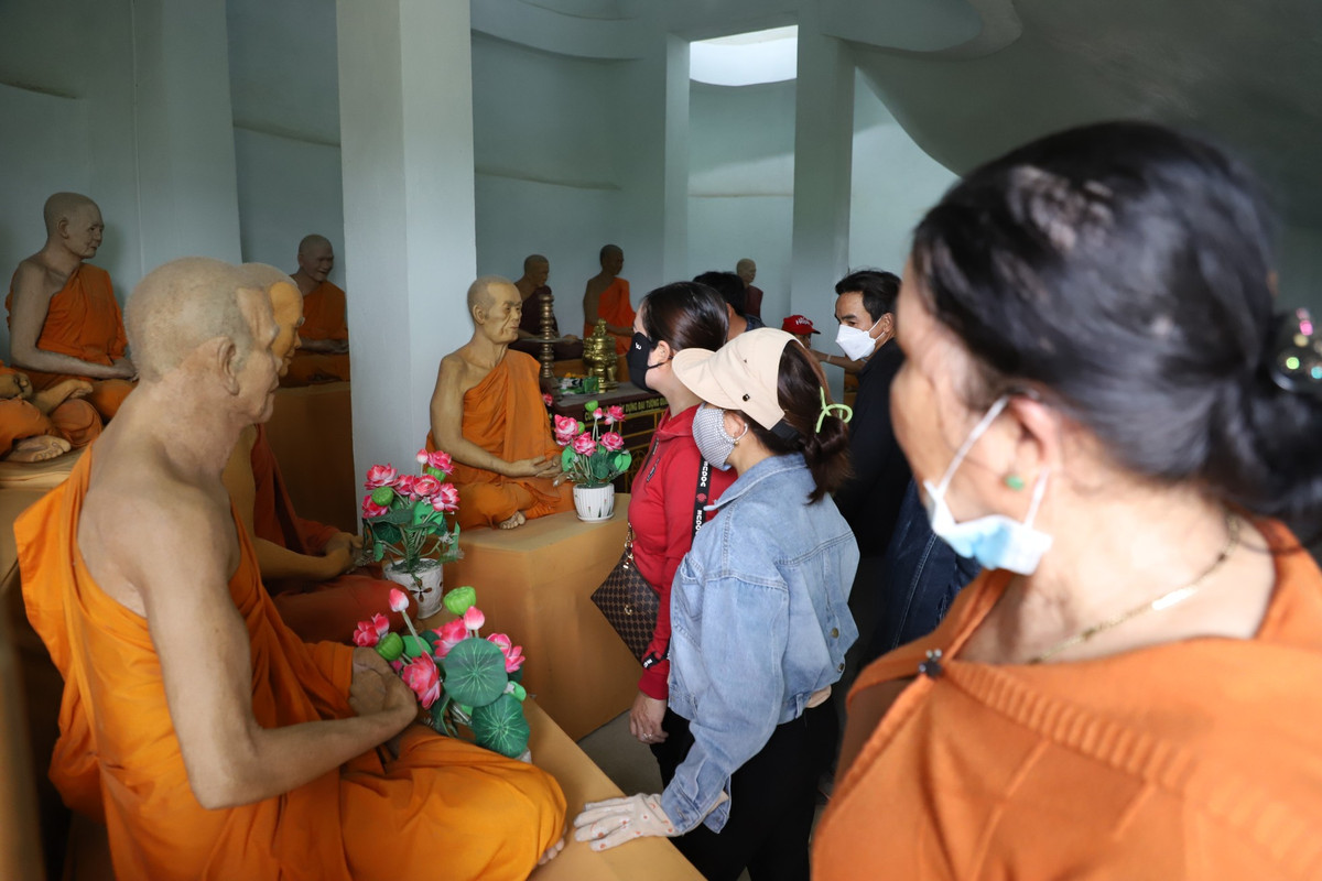 Người dân xem các bức tượng đặt bên trong tượng Phật Di Lặc.