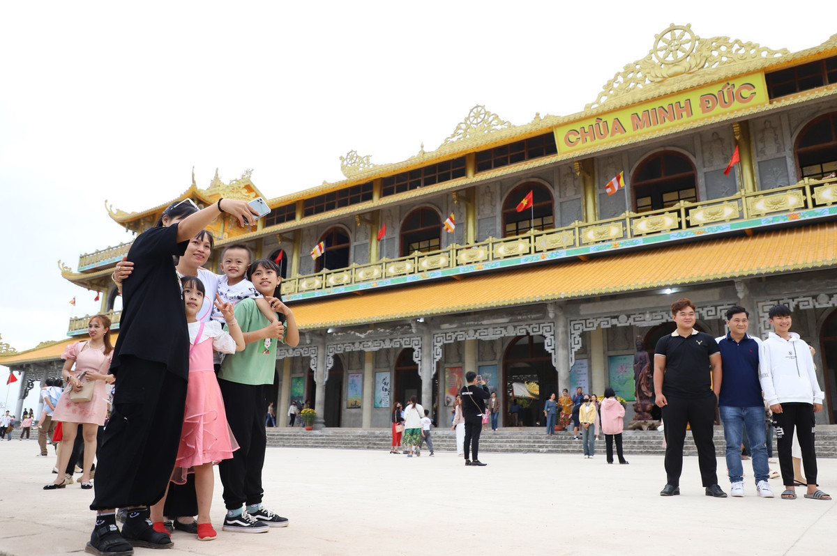 Bà con nhân dân phấn khởi chụp ảnh lưu niệm với cảnh trí ngôi chùa lớn bậc nhất tỉnh Quảng Ngãi.