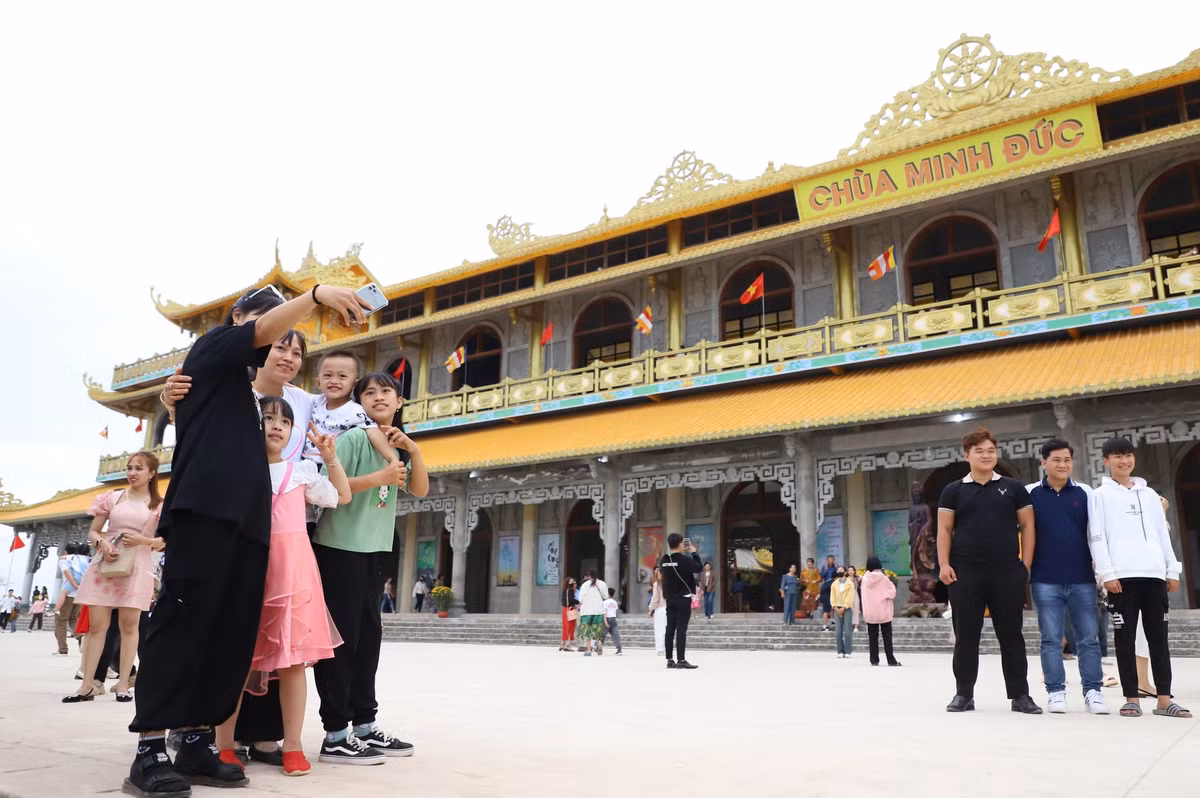 Bà con nhân dân phấn khởi chụp ảnh lưu niệm với cảnh trí ngôi chùa lớn bậc nhất tỉnh Quảng Ngãi.