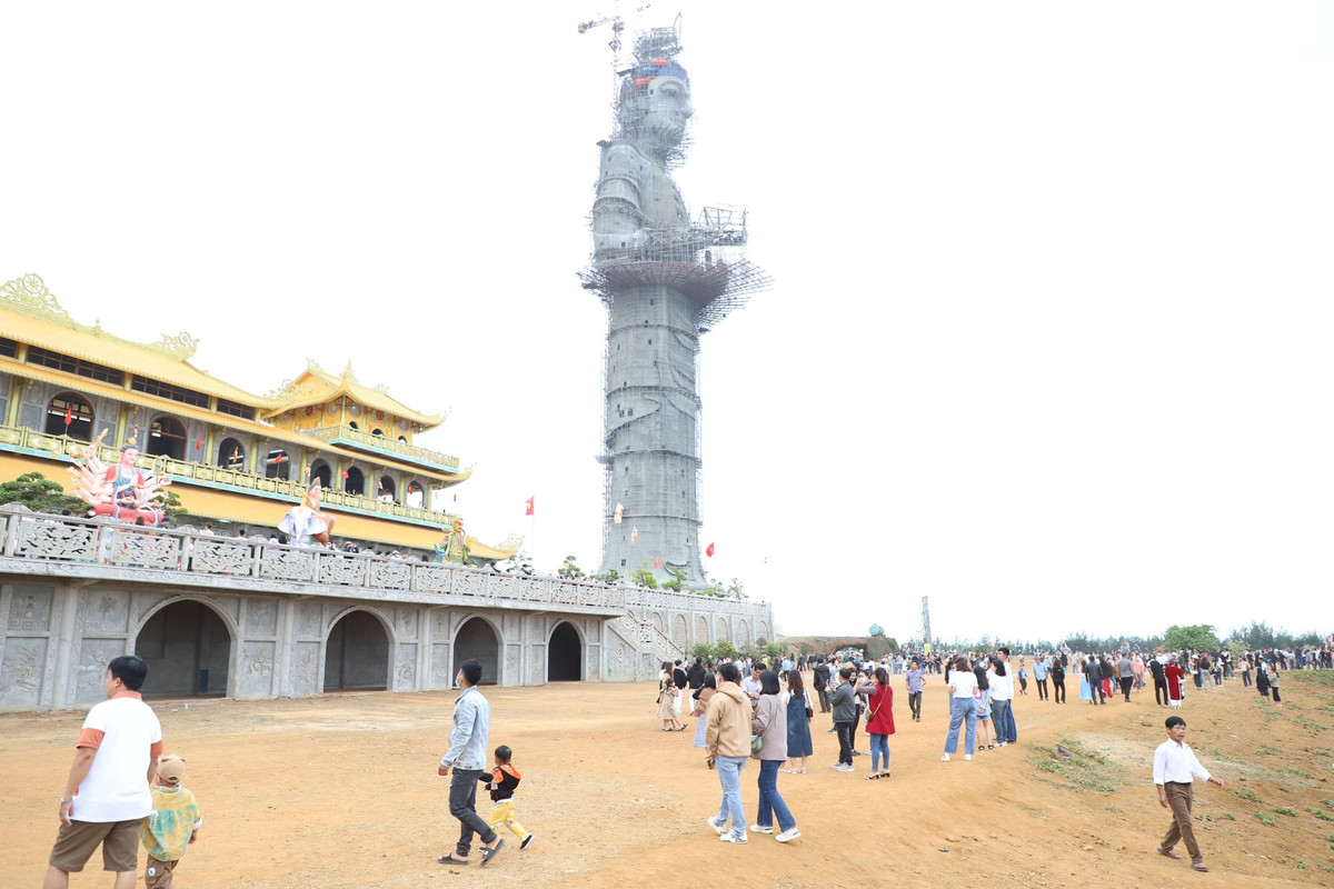 Được khởi công xây dựng nhiều năm qua và đang trong quá trình hoàn thiện, chùa Minh Đức trở thành điểm đến tham quan của đông đảo bà con thời gian qua, nhất là dịp lễ Tết. Điểm nhấn của chùa là pho tượng Phật Quan Âm cao 125 m, được xem là tượng Phật cao nhất nước đến thời điểm này.