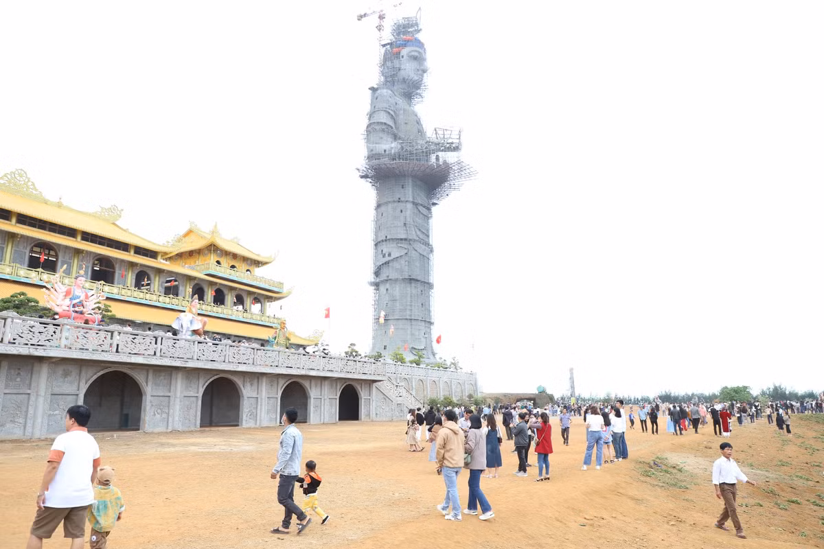 Được khởi công xây dựng nhiều năm qua và đang trong quá trình hoàn thiện, chùa Minh Đức trở thành điểm đến tham quan của đông đảo bà con thời gian qua, nhất là dịp lễ Tết. Điểm nhấn của chùa là pho tượng Phật Quan Âm cao 125 m, được xem là tượng Phật cao nhất nước đến thời điểm này.