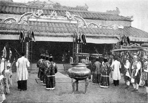 Nghi thức mừng lễ Tết Nguyên đán cung đình Huế diễn ra thế nào? - Hình 2 Nghi thuc mung le Tet Nguyen dan cung dinh Hue dien ra the nao?-Hinh-2