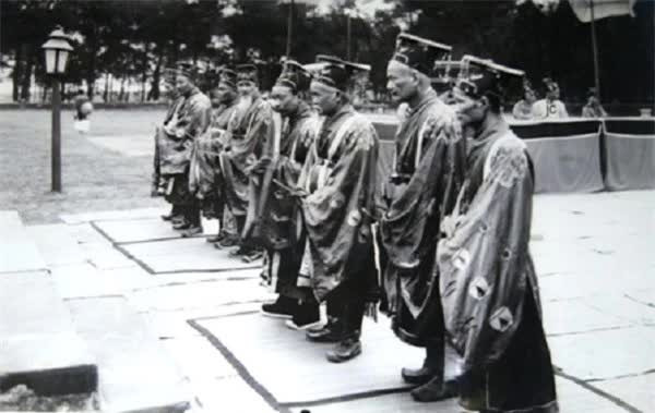 Nghi thức mừng lễ Tết Nguyên đán cung đình Huế diễn ra thế nào? - Hình 3 Nghi thuc mung le Tet Nguyen dan cung dinh Hue dien ra the nao?-Hinh-3