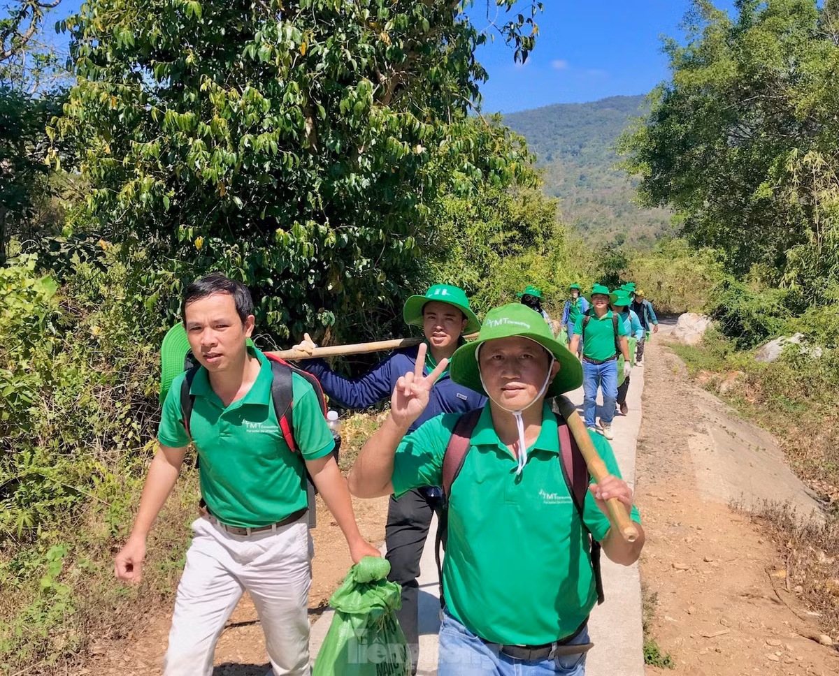 Trong 2 ngày vừa qua, Thành Đoàn TP Buôn Ma Thuột (tỉnh Đắk Lắk) phối hợp với các đơn vị liên quan tổ chức thực hiện gieo hơn 100 bom hạt giống và trồng cây rừng tại khu vực thác Liêng Búk Sắc, xã Yang Tao, huyện Lắk.