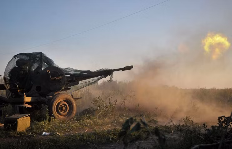 Khẩu pháo khai hỏa trong một cuộc giao tranh ở đông Ukraine.