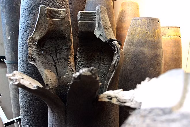 Để tiêu hủy các loại bom còn sót lại sau chiến tranh sẽ có hai phương pháp, gồm: Tháo ngòi nổ, sau đó cưa cắt bom để lấy thuốc nổ; Hủy nổ bằng thuốc nổ.