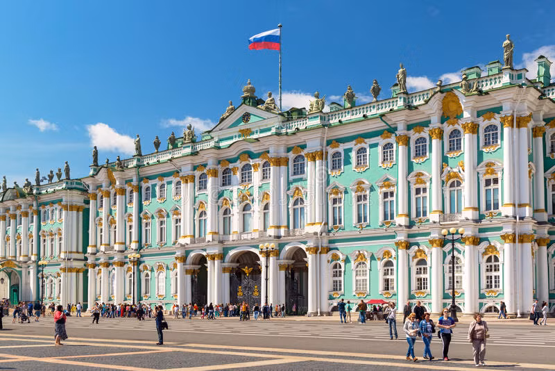 Ngày nay, Cung điện Mùa Đông và quảng trường Cung điện là hạt nhân của thành phố Saint Peterburg hiện đại và là một trong những điểm đến chính của du lịch nội địa Nga và quốc tế. Ảnh: Dreamstime.com.