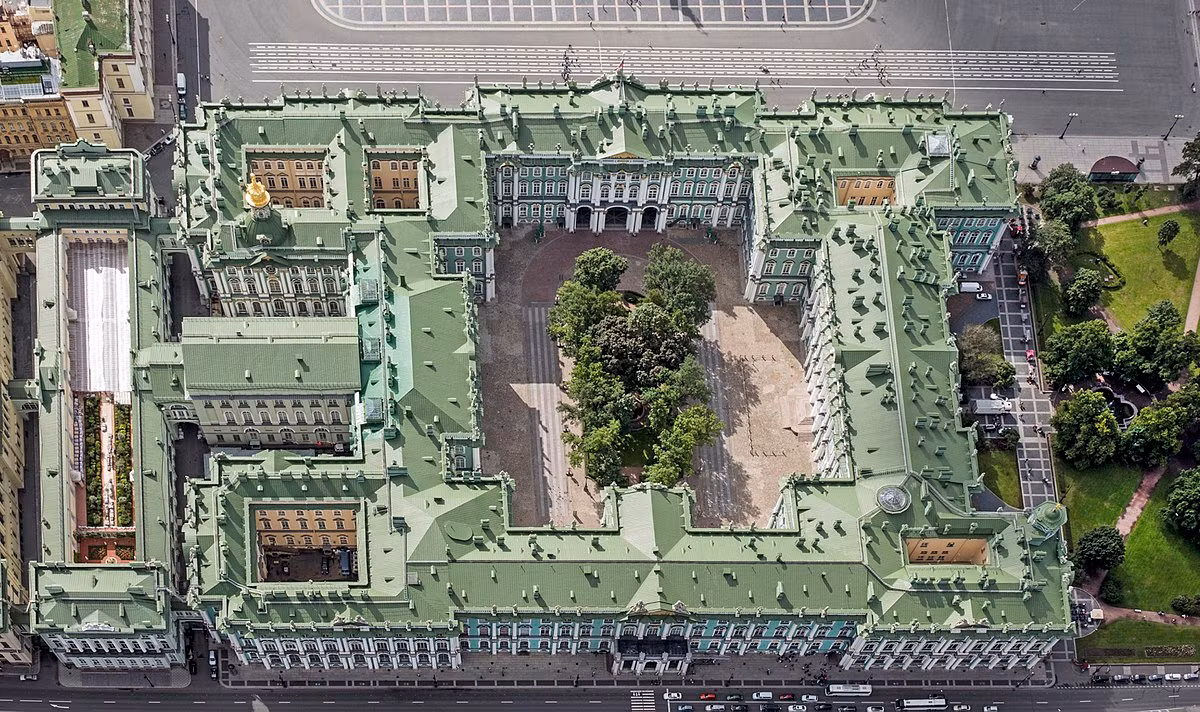 Cung điện nằm trên khuôn viên rộng 90.000m², có bố cục tứ giác với các dãy nhà mang phong cách kiến trúc Baroque bao quanh một khoảng sân trong. Ảnh: Wikipedia.