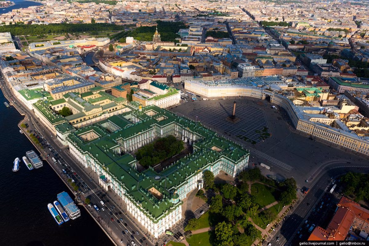 Ba trong số bốn mặt tiền của cung điện quay ra những khoảng không gian rộng lớn như bờ sông, quảng trường, công viên. Mặt tiền chính rộng khoảng 225m, mặt tiền bên khoảng 185m. Ảnh: Our Russia.