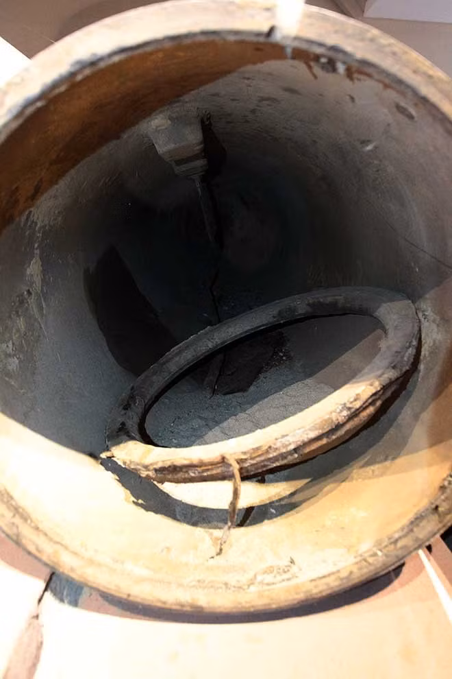 Phía trong ruột quả bom M118 sau khi đã được Bộ đội công binh xử lý lấy hết thuốc nổ ra ngoài.