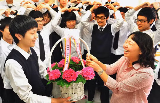 Ngày Nhà giáo Hàn Quốc là ngày 15/5, bắt nguồn từ việc một nhóm thanh niên là thành viên của Hội Chữ thập Đỏ đến thăm các thầy cô giáo cũ đang ốm tại một bệnh viện. Trong ngày này, buổi học thường kết thúc sớm và học sinh tặng quà cho thầy cô. Một số trường cho nghỉ học vào ngày này để tránh việc hối lộ giáo viên bằng quà tặng đắt tiền. Ảnh: Kore Asian Media.