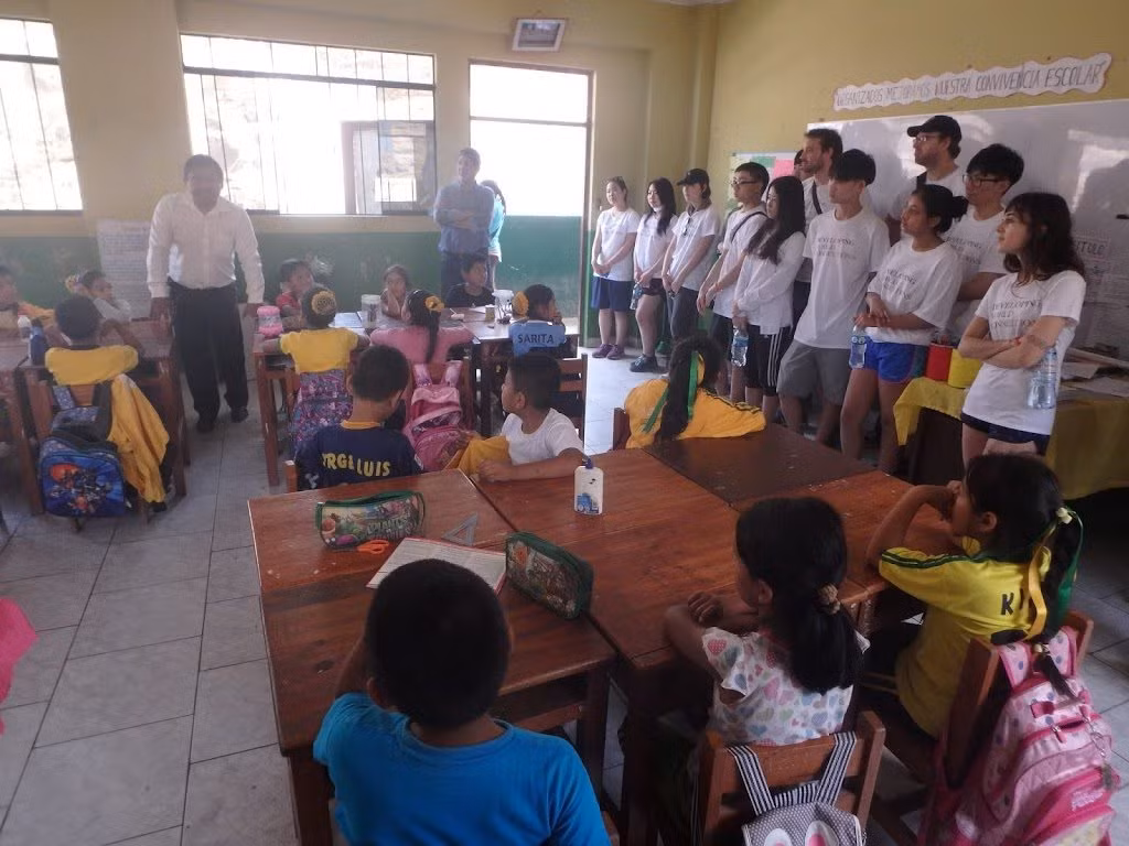 Ở Peru, ngày Nhà giáo là ngày 6/7. Ngày này bắt nguồn từ sự kiện trong cuộc Chiến tranh giành độc lập Peru, vào ngày 6/7/1822, nhà lãnh đạo José de San Martín đã thành lập trường học đầu tiên (dành cho nam giới) dựa vào nghị quyết được thông qua bởi Hầu tước xứ Torre Tagle José Bernardo de Tagle. Ảnh: Developing World Connections.