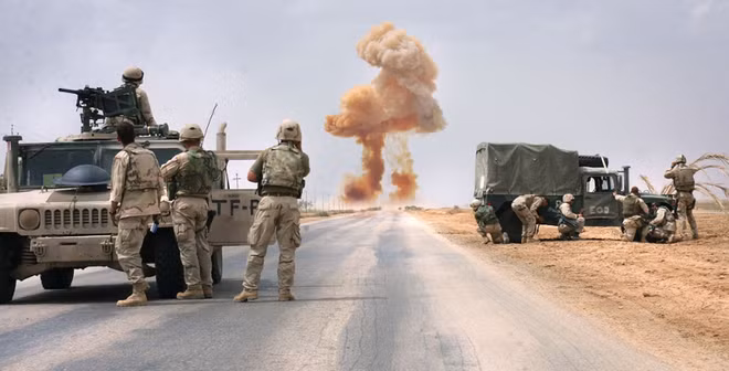  7. Chiến tranh Iraq (4.486 người chết). Chiến tranh Iraq bắt đầu từ ngày 20/3/2003, khi Lực lượng Đa quốc gia do Mỹ dẫn đầu tấn công Iraq và lật đổ chính quyền của Saddam Hussein sau ít ngày. Tuy nhiên, hoạt động của các lực lượng nổi dậy sau đó đã khiến quân đội Mỹ vẫn phải vất vả đối phó cho đến cuối năm 2011. Các hoạt động thăm dò dư luận cho thấy đại đa số người Iraq coi đây là một cuộc xâm lược và chiếm đóng của Mỹ. Ảnh: YouGov.