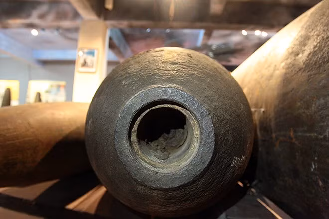 Bom M-118 có nguyên lý hoạt động: Bom rơi, cánh quạt ngòi nổ quay, đưa ngòi nổ vào tư thế chiến đấu. Khi chạm đất, kim hỏa chọc vào hạt nổ gây nổ kíp, nổ thuốc mồi, nổ bom. Trong ảnh là phần đầu quả bom, nơi lắp ngòi nổ.