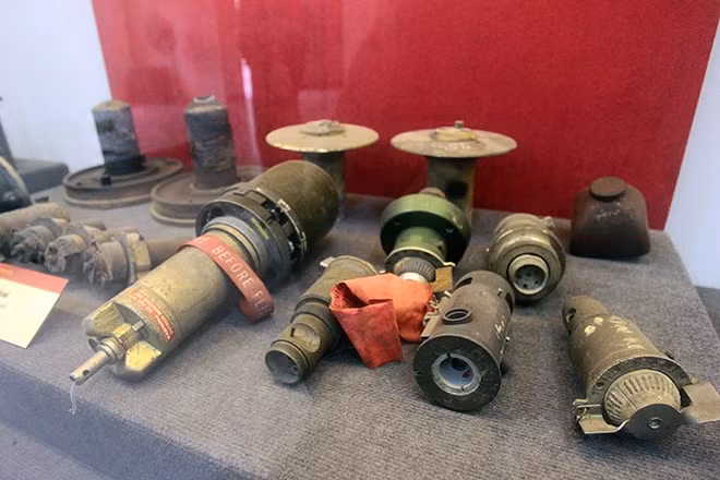 Các loại ngòi nổ gắn vào bom do quân đội Mỹ sử dụng trong Chiến tranh Việt Nam được lực lượng Công binh Việt Nam thu giữ và xử lý.