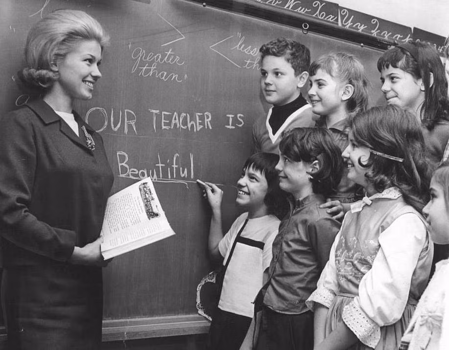 Ngày này được chọn để kỷ niệm sự kiện UNESCO và Tổ chức Lao động Quốc tế đã triệu tập một Hội nghị liên chính phủ tại Paris, thông qua một "Khuyến nghị về cương vị các giáo viên" vào ngày 5/10/1966. Ảnh: Chuckman.