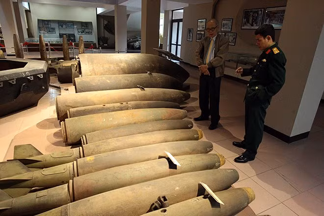 Bom M-118 có cấu tạo gồm thân bom, đuôi bom và ngòi nổ (thường lắp hai ngòi nổ M-904E2/M-905). Công dụng loại bom này là phá hoại công trình, vật trên mặt đất, sát thương người hoặc khoan sâu xuống đất phá hủy các công trình ngầm.