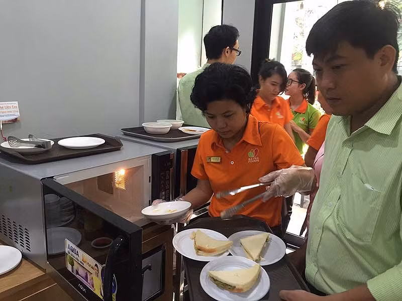 Dai gia chay dua canh tranh thuc an duong pho