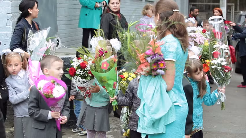 Ở Nga, từ năm 1965 - 1994, ngày Nhà giáo là ngày Chủ nhật đầu tiên của tháng 10. Từ năm 1994, ngày Nhà giáo Nga được lấy theo ngày Nhà giáo Quốc tế 5/10. Đây là ngày học sinh Nga tặng hoa và quà cho giáo viên. Ảnh: Shutterstock.