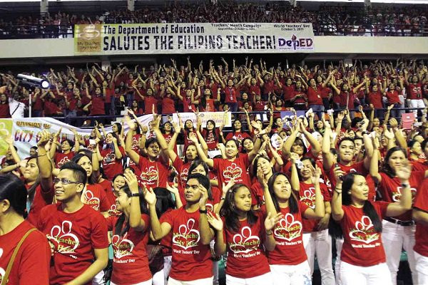 Ở Philippines, ngày Nhà giáo chính thức là ngày 5/10, nhưng thường được tổ chức vào những ngày khác nhau trong khoảng tháng 9 hay tháng 10 tùy theo các trường. Vào ngày này, các thầy cô thường được học sinh, sinh viên tặng quà và các học sinh cũng thường tổ chức các buổi biểu diễn văn nghệ. Ảnh: Inquirer News.