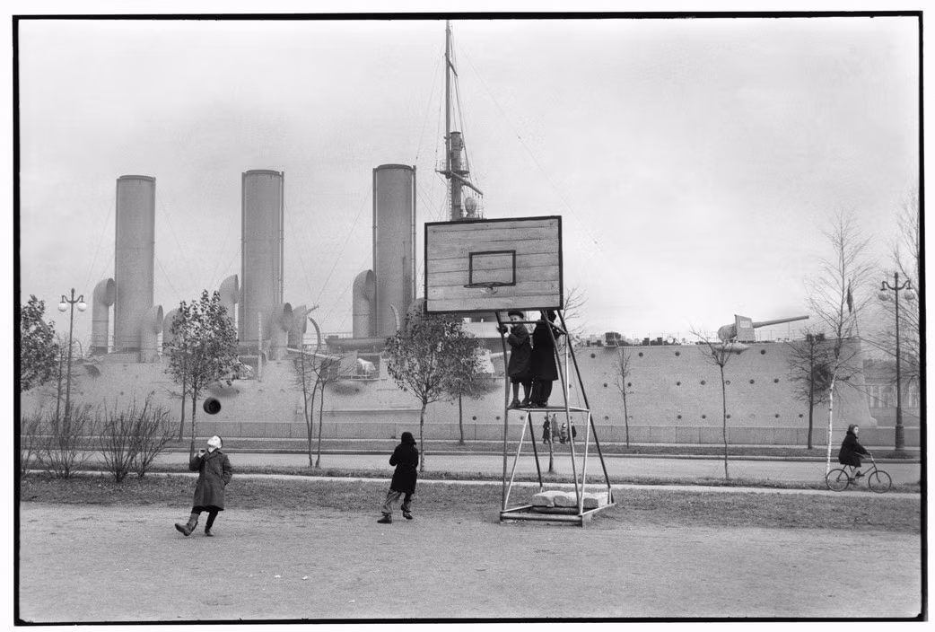 Chiến hạm lịch sử Aurora bên bờ sông Neva, thành phố Leningrad năm 1957. Ảnh: Elliott Erwitt / Magnum Photos.