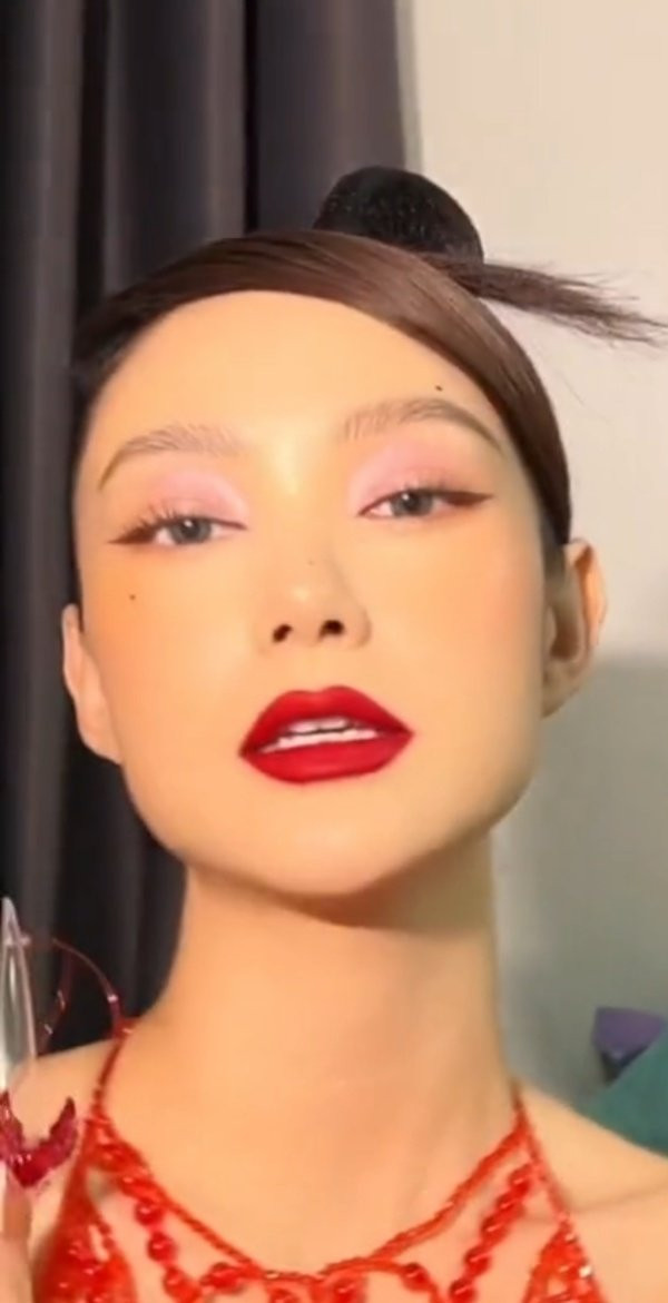 Minh Hang tu tin show mat moc van khien chi em xuyt xoa-Hinh-2