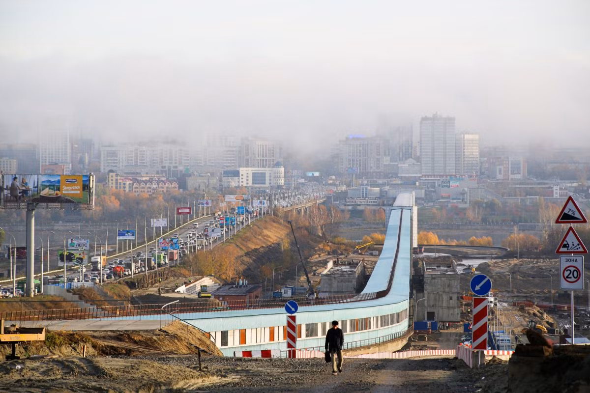 Tại thời điểm khai trương cầu, Novonikolayevsk mới có 7.800 người sinh sống. Những năm sau đó quy mô dân số nơi đây đã phát triển rất nhanh chóng. Năm 1907, Novonikolayevsk, lúc đó có dân số vượt quá 47.000 người, đã được cấp hạng thành phố với đầy đủ các quyền tự quản. Ảnh: АиФ Новосибирск.