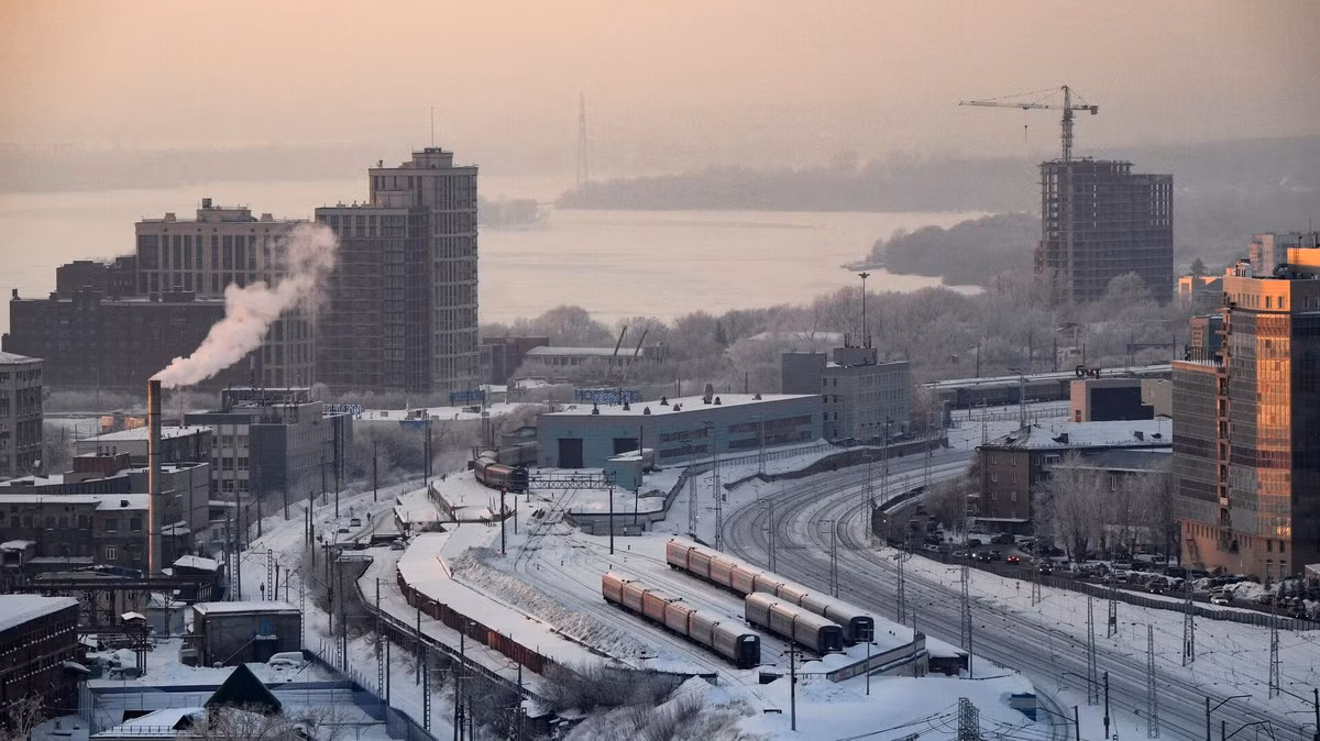 Năm 1926, chính quyền Xô-viết đổi tên Novonikolayevsk thành Novosibirsk, có nghĩa là “thành phố mới ở Siberia”. Dười thời của Joseph Stalin, Novosibirsk trở thành trung tâm công nghiệp lớn nhất của Siberia. Tốc độ tăng trưởng công nghiệp nhanh chóng khiến thành phố có biệt danh là "Chicago của Siberia". Ảnh: РИА Новости.