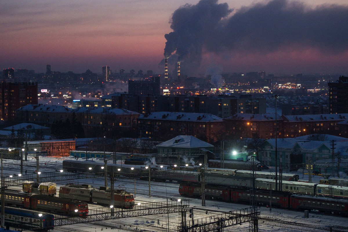 Cây cầu được hoàn thành vào mùa xuân năm 1897, tạo nên khu định cư mới của trung tâm giao thông khu vực. Những năm đầu thế kỷ 20, tầm quan trọng của Novonikolayevsk tiếp tục tăng lên với việc hoàn thành tuyến đường sắt mới kết nối với Trung Á và biển Caspi. РИА Новости.