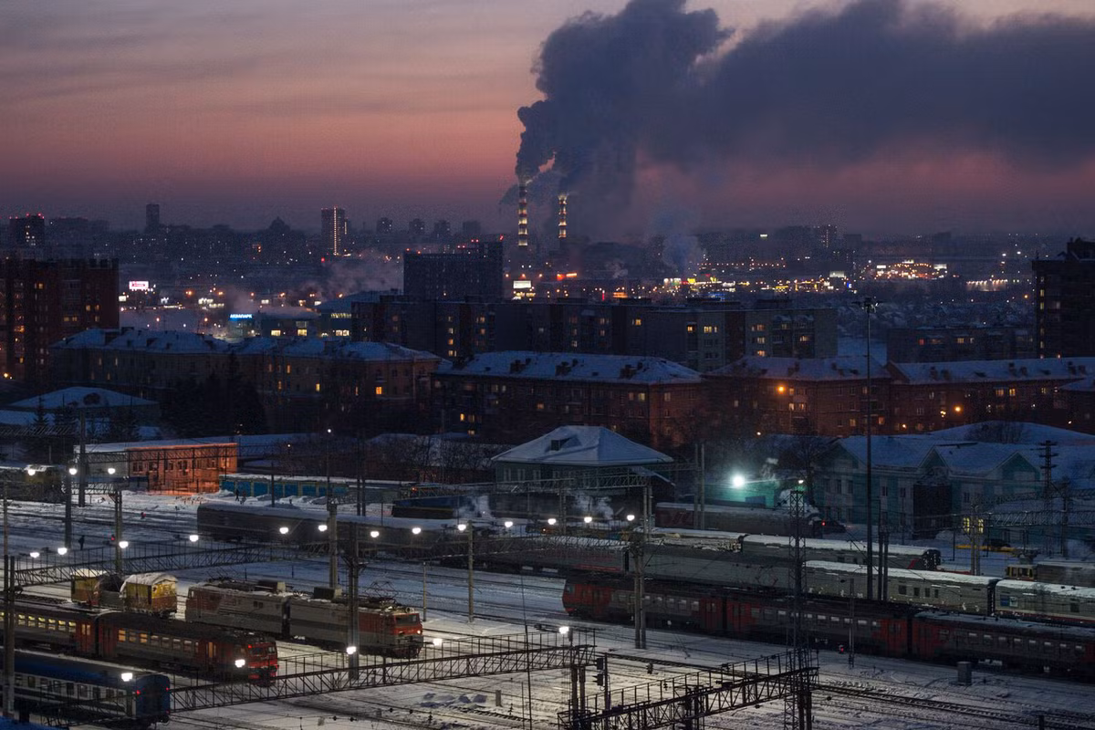 Cây cầu được hoàn thành vào mùa xuân năm 1897, tạo nên khu định cư mới của trung tâm giao thông khu vực. Những năm đầu thế kỷ 20, tầm quan trọng của Novonikolayevsk tiếp tục tăng lên với việc hoàn thành tuyến đường sắt mới kết nối với Trung Á và biển Caspi. РИА Новости.