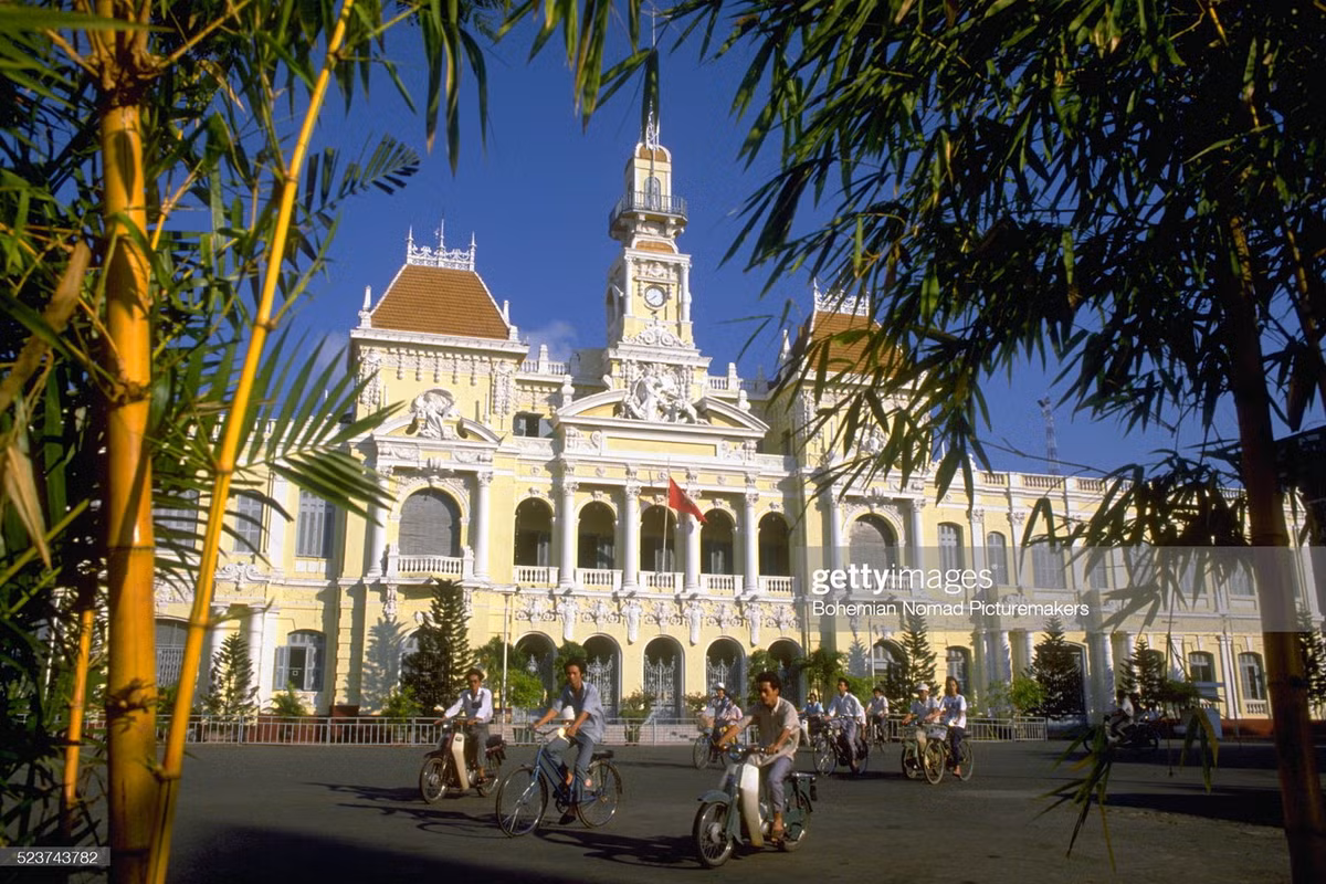 Đường Lê Thánh Tôn, phía trước tòa nhà UBND Thành phố, TP.HCM năm 1991. Ảnh: Bohemian Nomad Picturemakers/Getty Images.