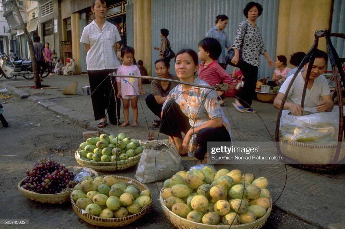 Người phụ nữ bán hoa quả bên lề đường.