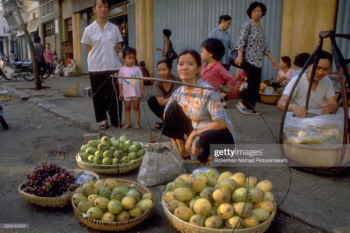 Người phụ nữ bán hoa quả bên lề đường.