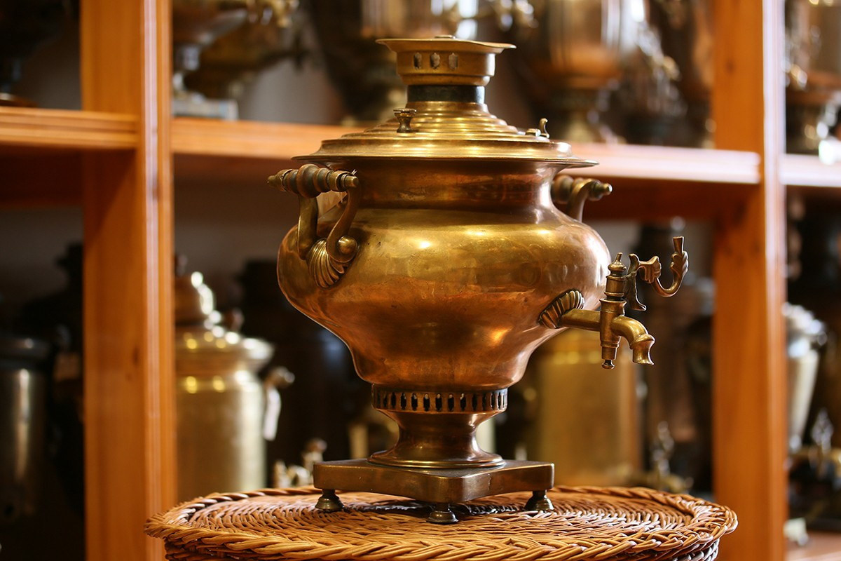 Cùng với búp bê matryoshka, ấm samovar là một biểu tượng văn hóa rất nổi tiếng của nước Nga. Không phải ai cũng biết rằng chiếc ấm độc đáo này đã có lịch sử ra đời và phát triển kéo dài nhiều thế kỷ. Ảnh: Museumpskov.ru.