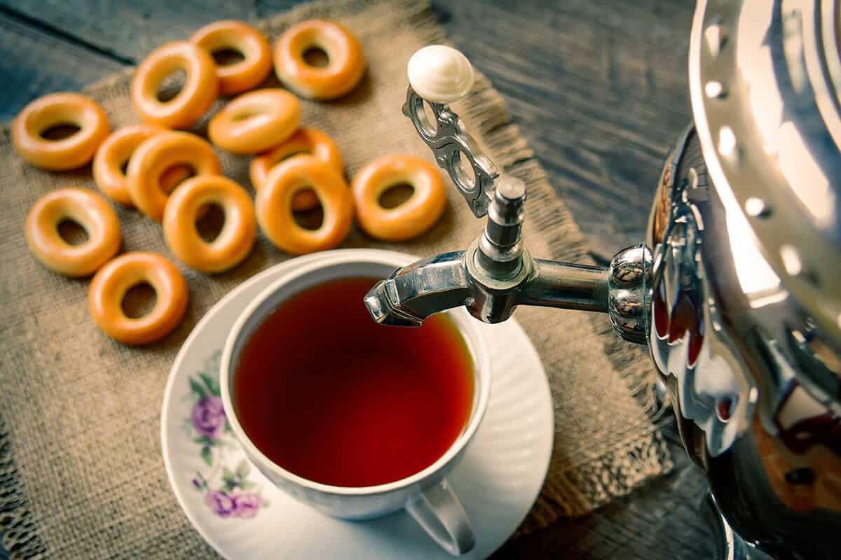 Kể từ thời Liên Xô, ấm samovar được sản xuất đại trà bằng máy móc và đun bằng điện thay cho than củi. Sau này còn xuất hiện cả loại có kiểu dáng gần giống ấm đun nước siêu tốc và loại "tí hon" để làm quà cho khách du lịch. Ảnh: Samovarmuseum.ru.