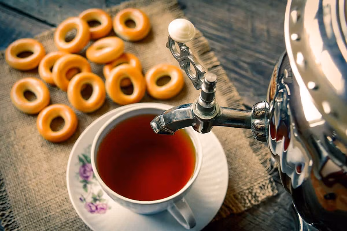 Kể từ thời Liên Xô, ấm samovar được sản xuất đại trà bằng máy móc và đun bằng điện thay cho than củi. Sau này còn xuất hiện cả loại có kiểu dáng gần giống ấm đun nước siêu tốc và loại "tí hon" để làm quà cho khách du lịch. Ảnh: Samovarmuseum.ru.