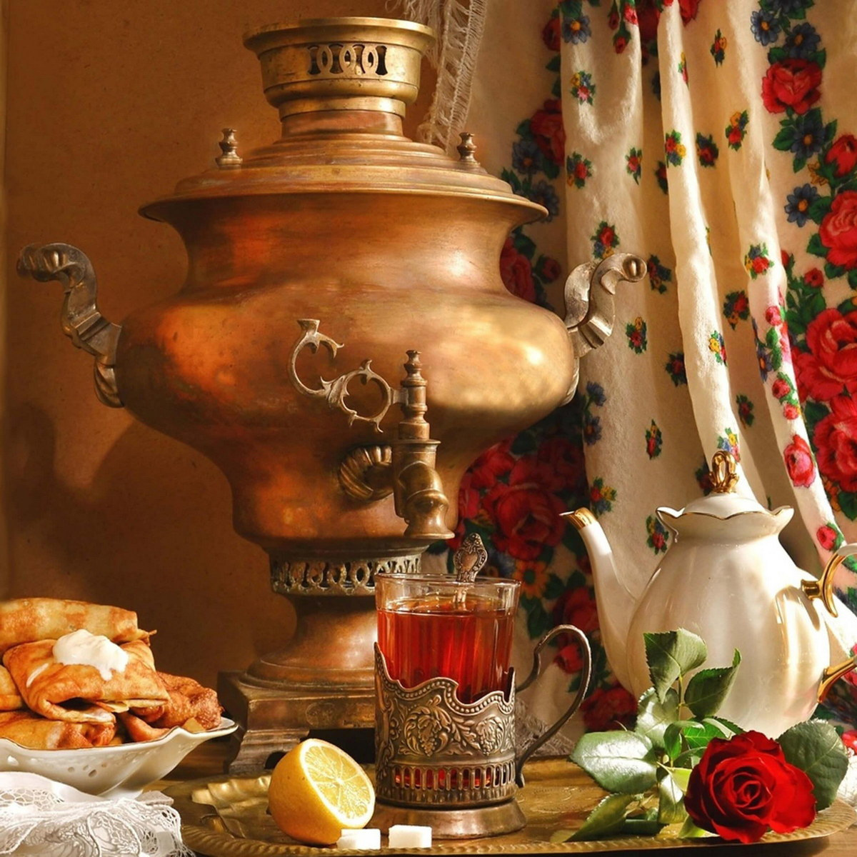 Hình dáng và kích thước ấm samovar Nga khá đa dạng, phổ biến là những loại ấm cao khoảng 45 cm dùng trong gia đình, nhưng cũng có những chiếc ấm rất lớn với đường kính từ 60 cm đến 1 mét. Ngoài mục đích đun nước, một số ấm có thể được dùng để nấu nướng. Ảnh: Chaigorod.ru.