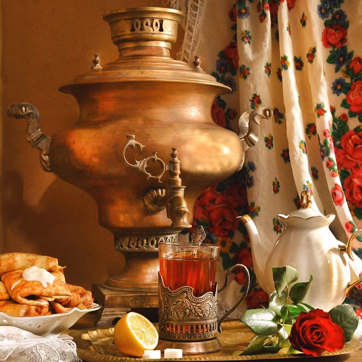 Hình dáng và kích thước ấm samovar Nga khá đa dạng, phổ biến là những loại ấm cao khoảng 45 cm dùng trong gia đình, nhưng cũng có những chiếc ấm rất lớn với đường kính từ 60 cm đến 1 mét. Ngoài mục đích đun nước, một số ấm có thể được dùng để nấu nướng. Ảnh: Chaigorod.ru.