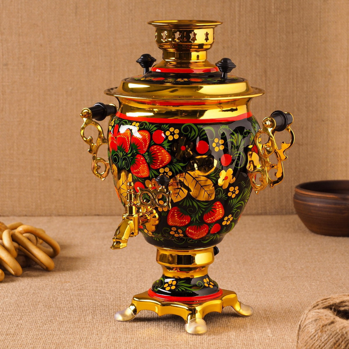 Một số gia đình sử dụng hai loại ấm samovar. Một loại trơn được dùng hàng ngày, loại kia trang trí rực rỡ, thường được dùng trong các lễ hội hoặc các buổi tiệc trọng đại. Ảnh: Сима-ленд.