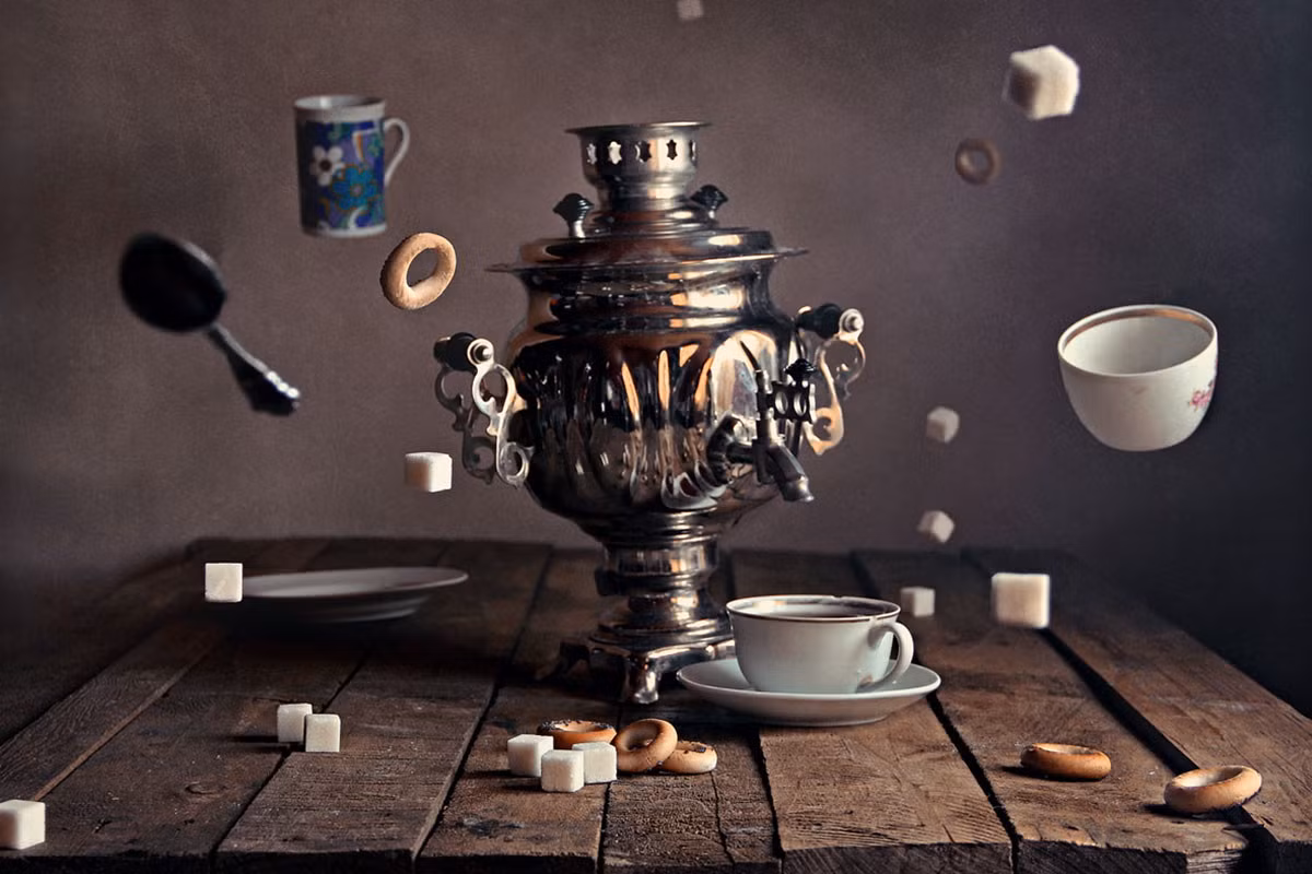 Đối với người Nga, hình ảnh chiếc ấm samovar là biểu tượng cho cuộc sống gia đình nồng ấm, lòng hiếu khách và cả sự thịnh vượng. Theo truyền thống, người phụ nữ trong gia đình thường là người rót trà tiếp khách. Ảnh: Newstula.ru.