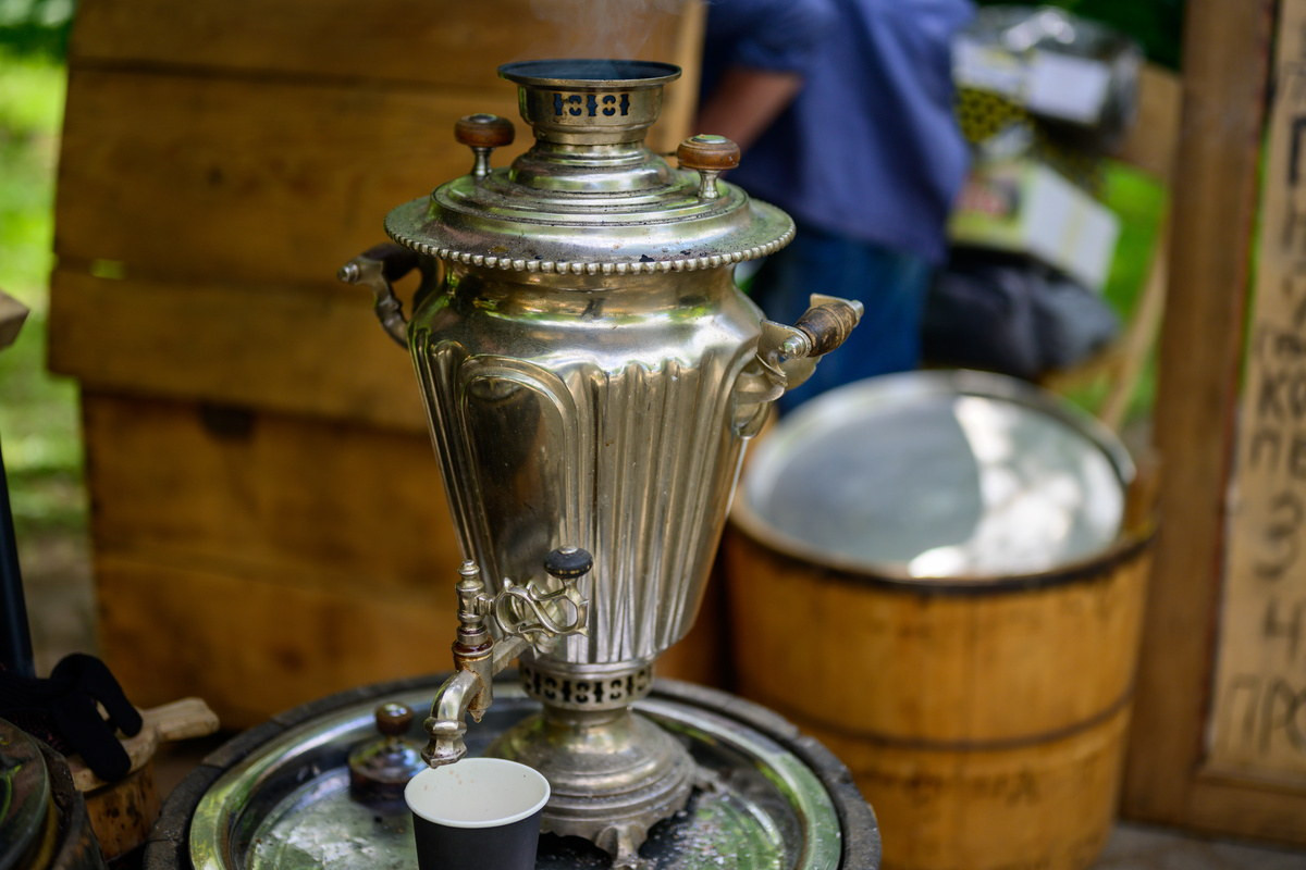 Những chiếc ấm này thường là quà lưu niệm mà các thế hệ du học sinh, cán bộ Việt Nam đưa về khi có dịp học tập, công tác ở Liên Xô giai đoạn trước thập niên 1990. Ảnh: Materiel Horeca.