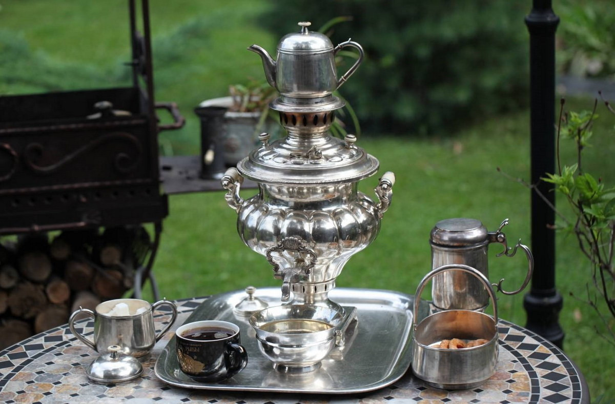 Ống bị đốt nóng sẽ làm sôi nước dùng pha trà. Nước nóng được rót vào bình trà qua vòi ấm. Sau khi pha, bình trà được đặt trên nắp ấm để giữ nhiệt. Ảnh: Russian Embassy, KHM.