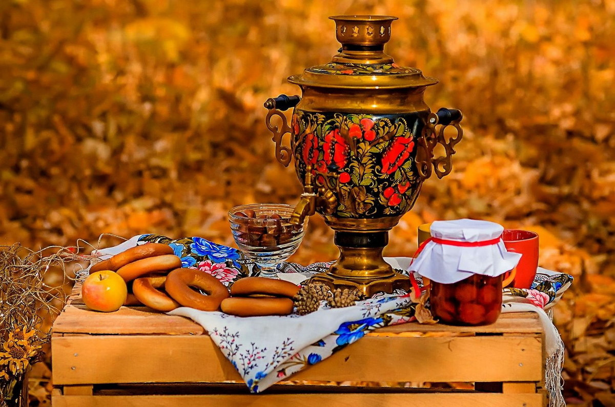 Theo các nhà nghiên cứu, những chiếc ấm samovar đầu tiên có thể đã xuất hiện ở Nga vào cuối thế kỷ 13. Nhiều địa phương ở Nga sản xuất chiếc ấm này, nhưng nổi tiếng nhất là thành phố Tula, một trung tâm chế tác đồ kim khí ở nước Nga cổ. Ảnh: Samovary.ru.