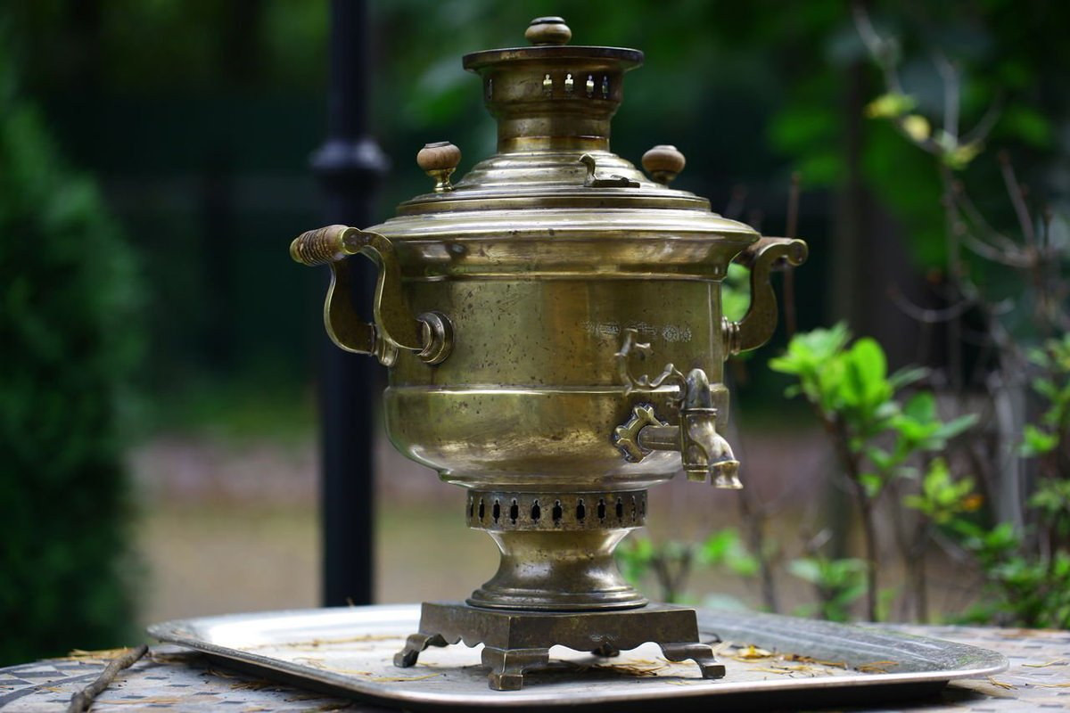 Ban đầu, ấm samovar gần giống những ấm trà của người Anh. Đặc trưng của chúng là có một ống ở bên trong và một hộp gió, bên ngoài có tay cầm thay cho quai. Theo thời gian, đến thế kỷ 18 thì ấm samovar có hình dạng như bây giờ. Ảnh: Russian Embassy, KHM.