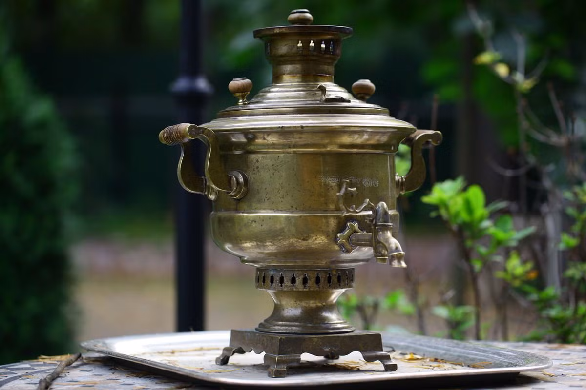 Ban đầu, ấm samovar gần giống những ấm trà của người Anh. Đặc trưng của chúng là có một ống ở bên trong và một hộp gió, bên ngoài có tay cầm thay cho quai. Theo thời gian, đến thế kỷ 18 thì ấm samovar có hình dạng như bây giờ. Ảnh: Russian Embassy, KHM.