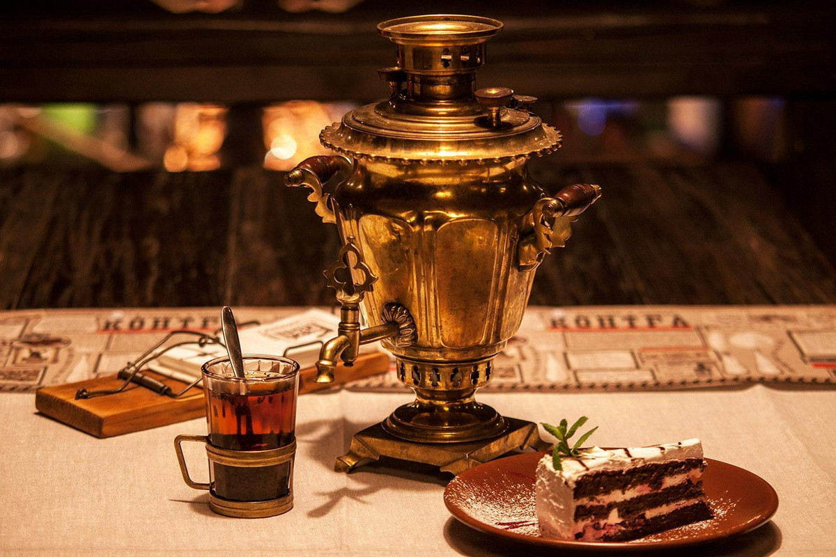 Với nhiều người Việt Nam, đặc biệt là các gia đình ở miền Bắc, ấm samovar từng được coi là "vật quý" trong nhà, lưu giữ nhiều kỷ niệm của một thời đã qua. Ảnh: Restaurant Guru.