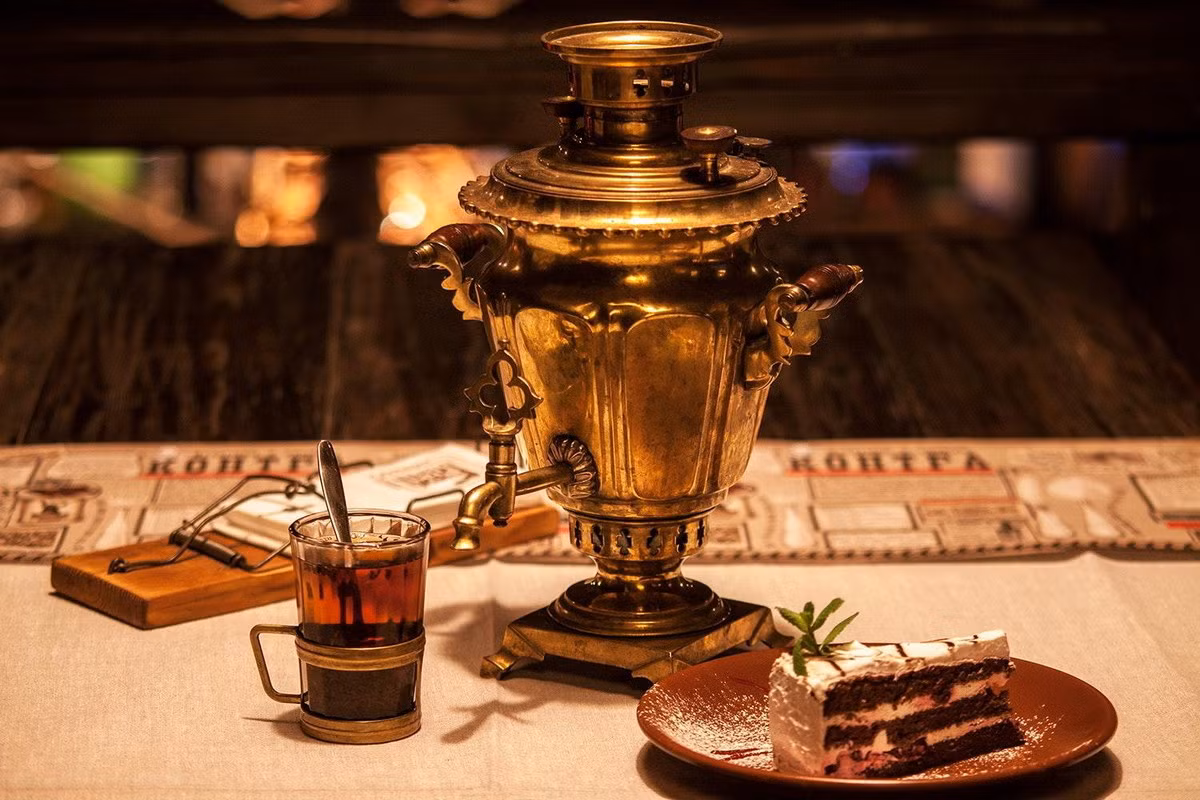 Với nhiều người Việt Nam, đặc biệt là các gia đình ở miền Bắc, ấm samovar từng được coi là "vật quý" trong nhà, lưu giữ nhiều kỷ niệm của một thời đã qua. Ảnh: Restaurant Guru.